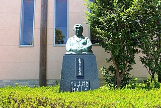 キヨミ先生　銅像